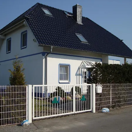Komfortable Mit Sonniger Terrasse Und Blick Auf Den Leuchtturm Dranske